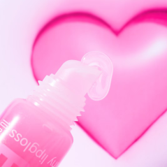 Essence KISS BOMB lesk na pery a balzam na pery Strawberry Sweetie 10,8 ml